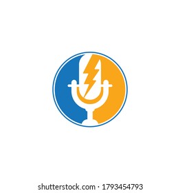  Logo del podcast con trueno. Diseño del logotipo vectorial del micrófono. Con un concepto relámpago/poderoso.