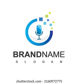 Logotipo Podcast Usando Micrófono Y Icono De Pixel O Tecnología