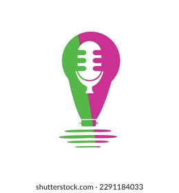 Plantilla de diseño del logotipo del vector de la bombilla y el micrófono de podcast. Icono de podcast creativo.