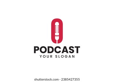 podcast con número 0 y diseño de logotipo de forma de micrófono para empresas profesionales