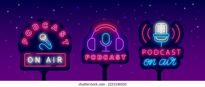 Podcast sobre la colección de carteles de neón en la calle. Icono de micrófono con ondas. Icono de auriculares. Streaming en línea. Programa de radio. Anuncios ligeros. Juego de carteles brillantes. Ilustración de material vectorial