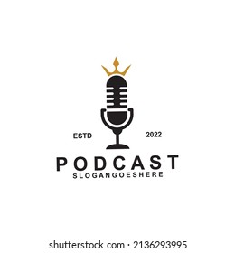 Diseño de logotipo de podcast o radio usando micrófono, emblema, concepto de diseño, símbolo creativo, icono