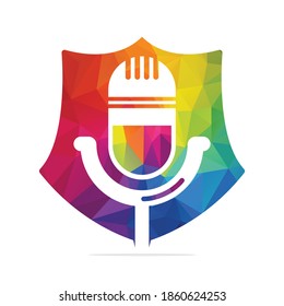Diseño del logotipo del Escudo de podcast. Micrófono de tabla de estudio con diseño de icono de difusión.