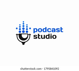 Diseño del logo del estudio de podcast. Diseño vectorial de equipos de radiodifusión. Logotipo de onda de sonido y micrófono