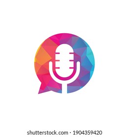 Diseño del logo del vector de conversación de podcast. Diseño del logotipo de chat combinado con micrófono podcast.