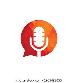 Diseño del logo del vector de conversación de podcast. Diseño del logotipo de chat combinado con micrófono podcast.