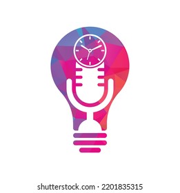 Plantilla de diseño de logotipo vectorial de forma de bombilla de tiempo de podcast. Icono de diseño del logotipo del vector del reloj de micrófono.