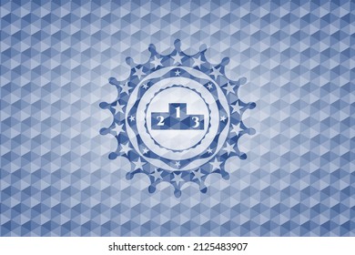 Podiumsymbol in blauem Emblem oder Abzeichen mit abstraktem, geometrischem, polygonalen Musterhintergrund. 