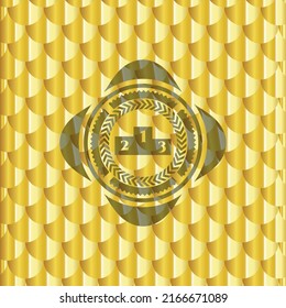 icono de podio dentro del emblema de oro o de la placa. Patrón de escalas. Ilustración vectorial. Detallado. 