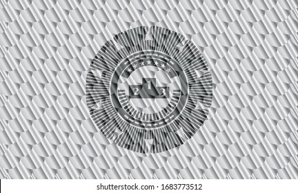 icono de podio dentro de la placa brillante plateada. Patrón de escalas. Ilustración vectorial. Detallado.