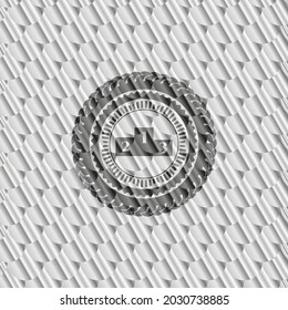 icono de podio dentro del emblema brillante plateado. Patrón de escalas. Ilustración vectorial. Detallado. 