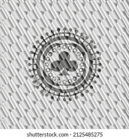 Poker Kleeblatt Symbol in glänzendem silbernem Emblem. Skaliert Muster. Vektorgrafik. Detaillierte Angaben. 