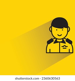 policía con sombra sobre fondo amarillo