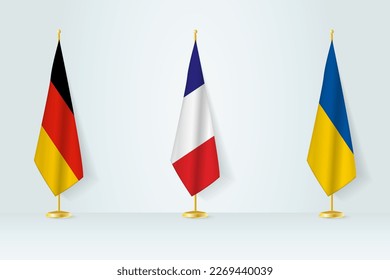 Politische Zusammenkunft der Regierungen. Flaggen von Deutschland, Frankreich und der Ukraine. Flaggen-Set.