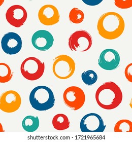 Polka Dot Pinsel nahtloses Muster. Freehand Grunge Design Hintergrund. Circle Motiv modern minimalistisch dekoriert. Trendy handgezeichnet doodle geometrische Druck. Künstlerisch gezeichnete abstrakte Vektorhintergrund