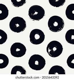 Patrón sin fisuras del pincel de punto Polka. Fondo de diseño de grunge libre. Motivo del círculo del adorno moderno mínimo. Impresión geométrica de doodle a mano de moda. Papel mural abstracto de vector dibujado a mano artificial
