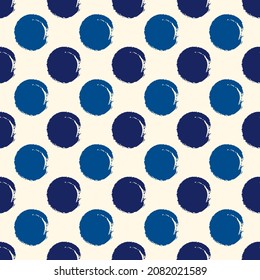 Polka Dot Pinsel nahtloses Muster. Freehand Grunge Design Hintergrund. Circle Motiv modern minimalistisch dekoriert. Trendy handgezeichnet doodle geometrische Druck. Künstlerisch gezeichnete abstrakte Vektorhintergrund
