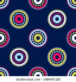 Polka punktet nahtloses Muster. Mosaik ethnischer Figuren. Gemusterte Textur. Geometrischer Hintergrund. Kann für Tapete, Textil, Einladungskarte, Umschlag, Webseiten-Hintergrund verwendet werden.