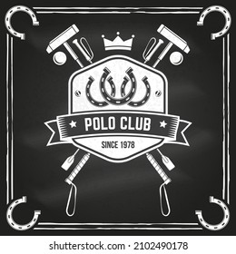 Banda deportiva del club de polo, parche, emblema, logotipo. Ilustración vectorial. Etiqueta monocromática de vintage ecuestre con siluetas de herradura y maleta de polo. Concurso de polo club deportivo. Concepto de camisa