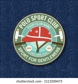 Banda deportiva del club de polo, parche, emblema, logotipo. Vector. Etiqueta ecuestre de color, pegatina con casco de polo y siluetas de maleta de polo. Concurso de polo club deportivo.