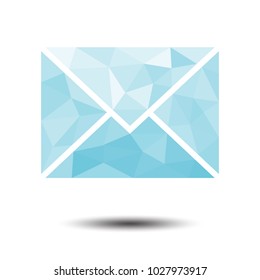 Icono del correo del sobre del polígono en el fondo blanco