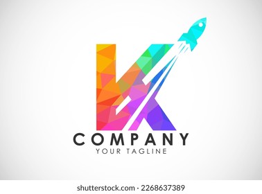 Polygonales Alphabet K mit Rocket Logo Design. Raketensymbol. Low-Poly-Bildalphabet-Symbol
