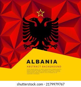 Polygonale Flagge Albaniens. Vektorgrafik. Abstrakter Hintergrund in Form von bunten roten Pyramiden.