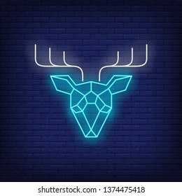 Signo de neón geométrico poligonal del venado. Decoración animal, decoración futurista. Señal de neón brillante nocturna, carteles coloridos, banner luminoso. Ilustración vectorial en estilo neón.
