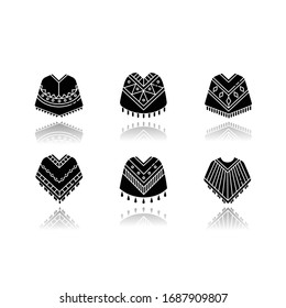 Poncho suelta los iconos de glifo negro de sombra. Ropa mexicana, peruana, brasileña. Ropa de lana étnica hispana. Disfraz tradicional. Ropa interior india simple. Ilustraciones vectoriales aisladas en el espacio blanco