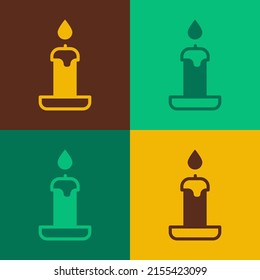 Pop art Burning vela en icono de candelabro aislado en fondo de color. Palo cilíndrico de velas con llama ardiente.  Vector