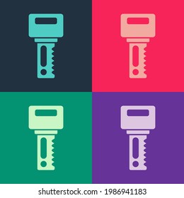 Tecla Pop art Car con icono remoto aislado en el fondo del color. Llave de coche y sistema de alarma.  Vector