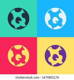 Icono del globo pop art Earth aislado en fondo de color. Signo mundial o terrestre. Símbolo global de internet. Formas geométricas.  Ilustración vectorial