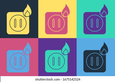 Pop Art Elektrische Verdrahtung von Sockel in Feuer Symbol einzeln auf Farbhintergrund. Konzept der elektrischen Sicherheit. Stecken Sie die Steckdose in Brand. Vektorillustration-Illustration