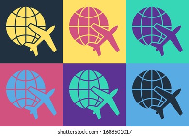 Pop Art Globe mit fliegendem Flugzeug Symbol einzeln auf Farbhintergrund. Das Flugzeug fliegt um den Planeten Erde. Aircraft World Icon. Vektorillustration-Illustration