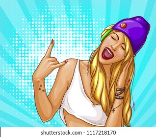 Niña hipster de arte pop en la ilustración vectorial de los auriculares. Joven mujer rubia en sombrero y camiseta, escuchando música en auriculares y cantando con los ojos cerrados, gesto fresco con el dedo y tatuaje estrella en la mano