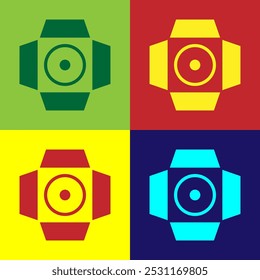 Icono del proyector de la película del arte Pop aislado en fondo del color. Efecto de luz. Escena, Estudio, Espectáculo.  Vector