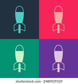Lanzador de cohetes de arte Pop con el icono del misil aislado en el fondo de color.  Vector