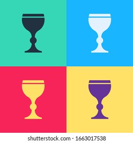 Icono de cristal de arte pop aislado en fondo de color. Icono de lomo de cristal. Símbolo de goblet. Signo de vidrio. Feliz Pascua. Ilustración vectorial