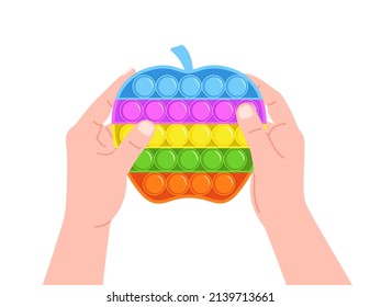 Pásalo. Las manos humanas sostienen juguete de burbuja antiestrés. Colores arcoiris. Aparato de silicio popular. Un juego sensorial. Los brazos de las personas empujan a los hoyuelos de manzana plástica. Dispositivo de corte