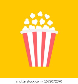 Popcorn. Gran caja blanca roja. Icono de la noche de cine. Comida de maíz pop. Diseño plano. Fondo amarillo. Aislado. Ilustración del vector