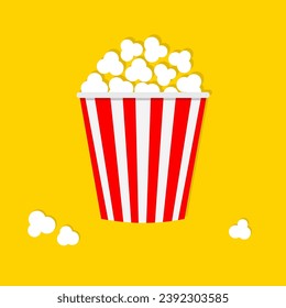 Icono de caja de palomitas. Paquete de papel rojo blanco. Noche de cine. Comida de maíz pop. Plantilla de decoración de banners de cine de cine. Diseño plano. Aislado. Ilustración del vector de fondo amarillo