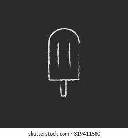 Mano opsicle dibujada en tiza sobre un icono blanco vectorial de pizarra aislado en un fondo negro.