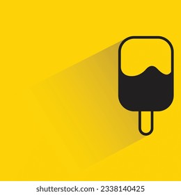 paleta con sombra sobre fondo amarillo