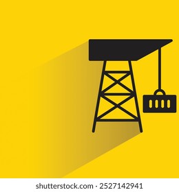 Icono de grúa portuaria con sombra sobre fondo amarillo