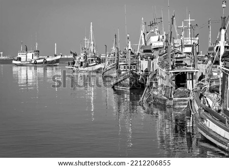 A port for landing a fishing port is a port that extends out into the sea.