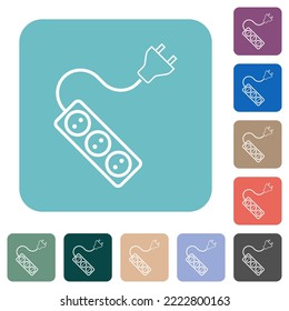 Toma eléctrica portátil con tres enchufes y cable de extensión y enchufe iconos planos sólidos y blancos en fondo cuadrado redondeado de color