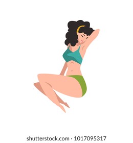 Porträt von schönen Pin-up-Modell in liegender Position. Hübsches junges Mädchen in Retro-Badebekleidung mit schwarzen lockigen Haaren. Lächelnde sinnliche Frau mit sexy Körper. Flaches Vektordesign