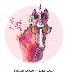 Retrato de un unicornio rosa de moda con gafas. Impresión de estilo dibujado a mano. Ilustración vectorial aislada en fondo blanco. Para composición de camisetas, impresión, diseño, pegatinas, sublimación, decoración