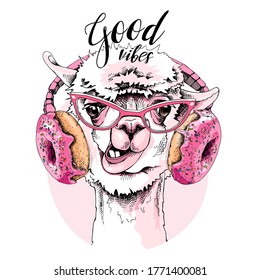 Retrato de la graciosa Llama en los audífonos con donuts rosas. Tarjeta de humor, composición de camisetas, impresión a mano. Ilustración vectorial.