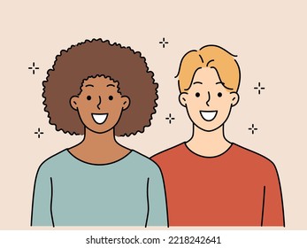 Retrato de una pareja interracial sonriente que se siente positiva y optimista. Feliz hombre y mujer multirracial muestran buen humor. Ilustración vectorial. 